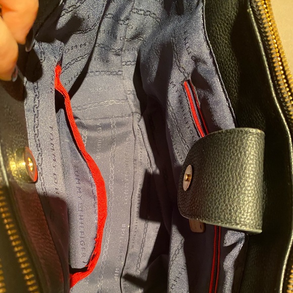 Black tommy brand bag that can be carried both cross-body and on the arm. - Picture 4 of 9